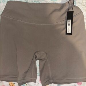 Soft motion 6inch shorts warm sand size medium